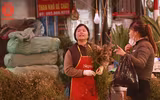 Người Hà Nội đi mua rau mùi già chiều 30 Tết